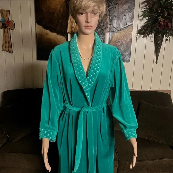 Saybury • Vintage • Small • Green • Plush Robe • Star Embroideries